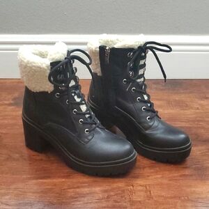 Nine West Black Faux Leather Lace-Up Lug Sole Boots With Faux Fur Trim, Size 7.5